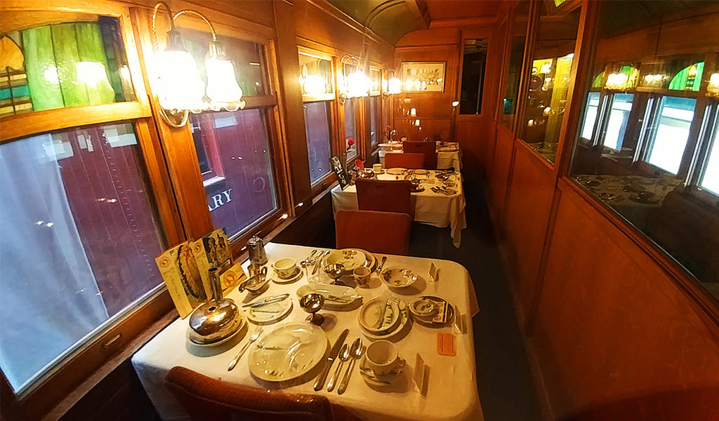 Place setting in an old train